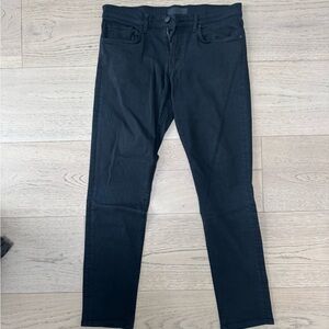 FRAME Men’s Tyler Taper Jeans – Noir / Black
Size: 33